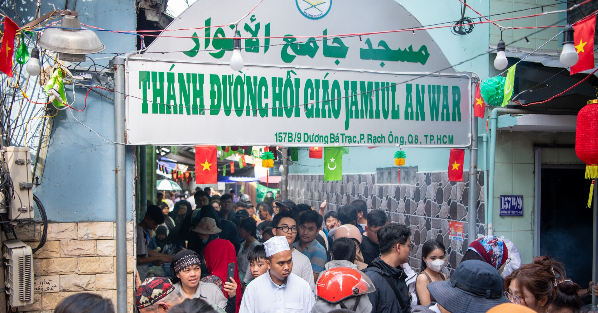 Phiên chợ Ramadan tại hẻm 157 Dương Bá Trạc thu hút hàng trăm người dân Sài Gòn
