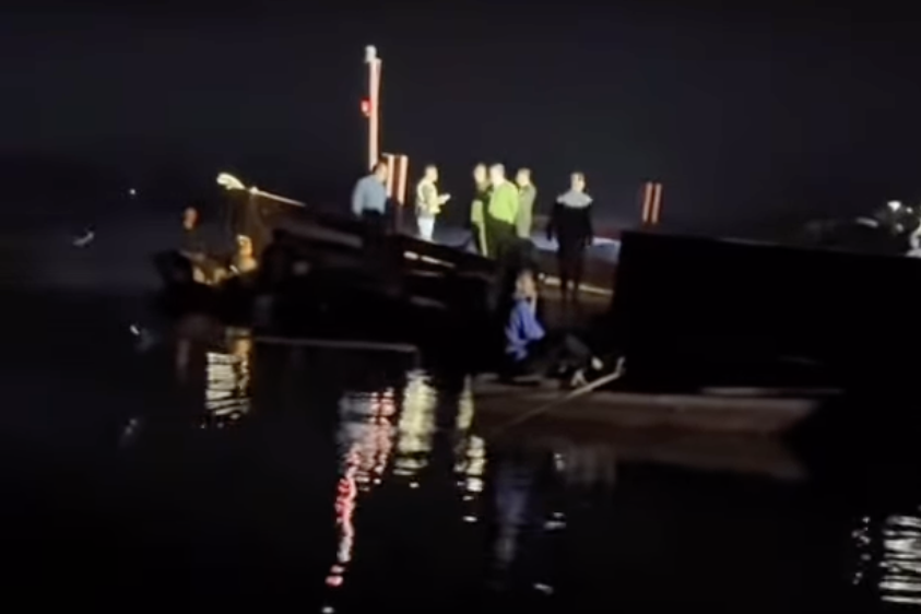 Lật tàu chở 23 khách trên hồ Thác Bà, 6 người mất tích