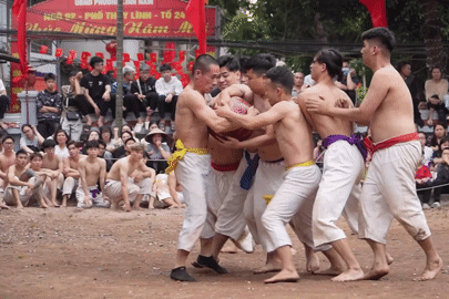 Mình trần tranh cầu gần 20kg, hội vật Thúy Lĩnh “nóng” ngày Xuân