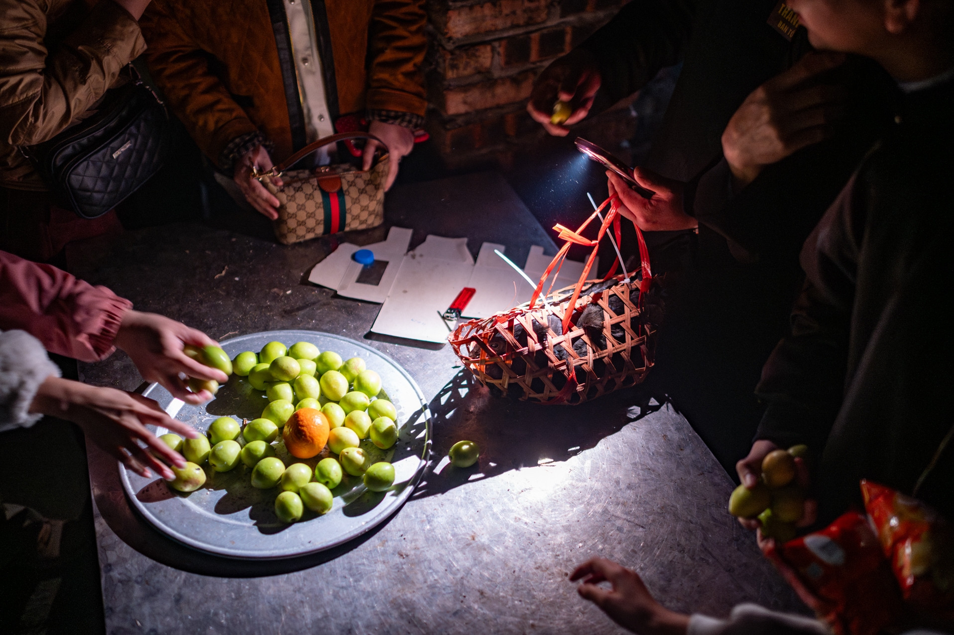 Nghìn người đổ xô tới chợ âm dương, đi qua cửa âm phủ đêm mùng 4 Tết