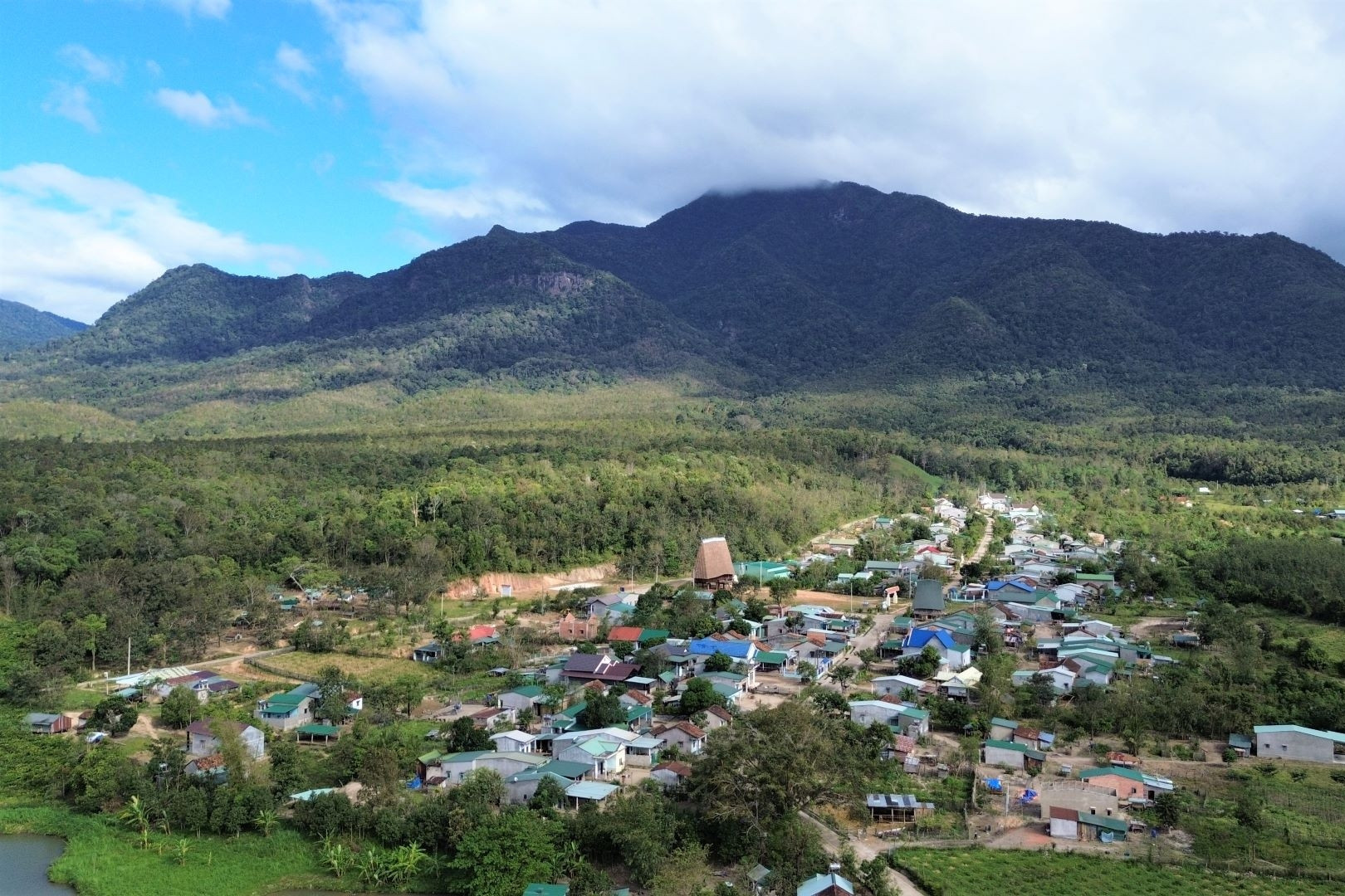 Ngôi làng cổ dưới chân núi Chư Mom Ray