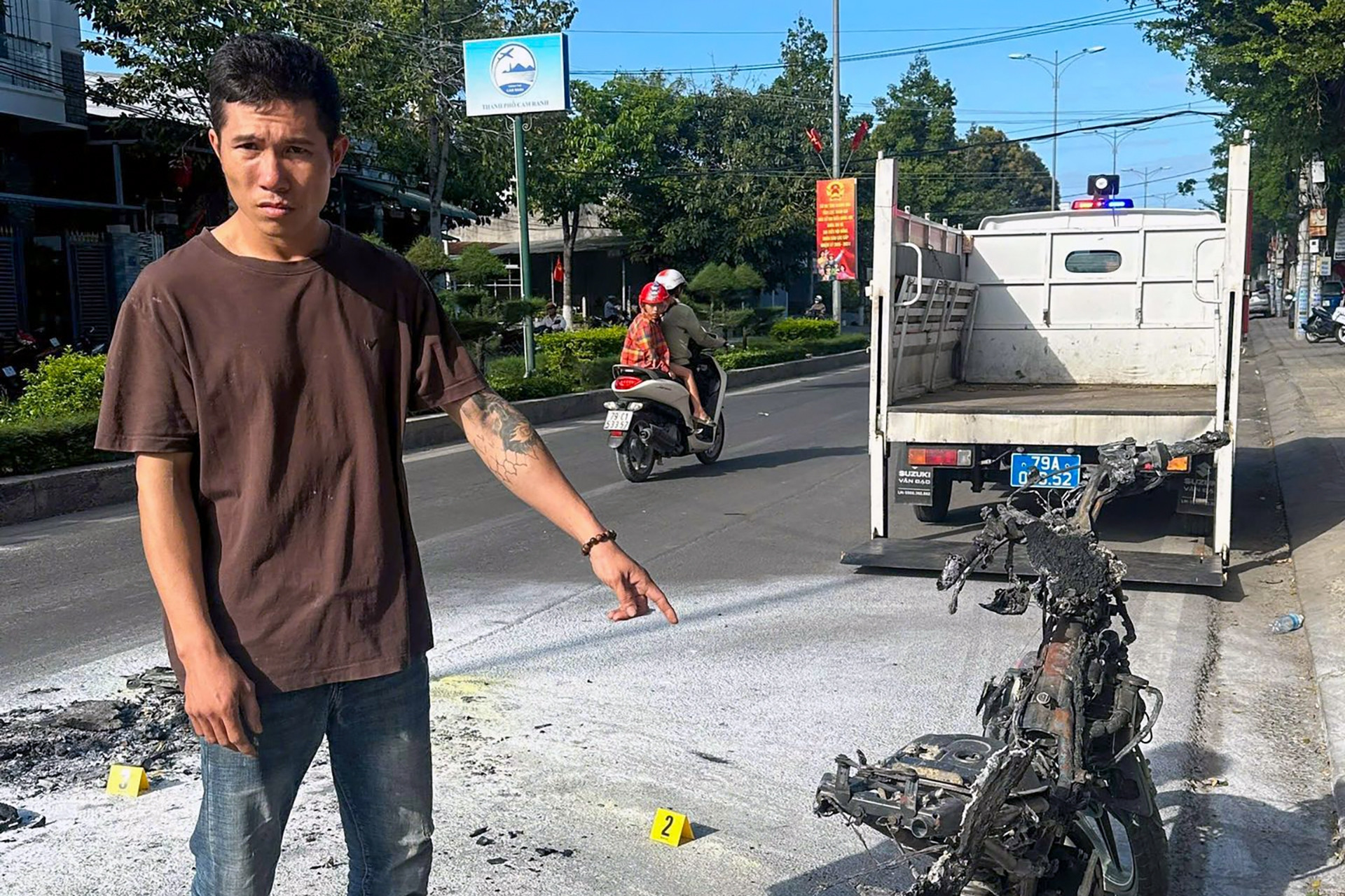 Người đàn ông châm lửa đốt xe khi bị CSGT phát hiện vi phạm