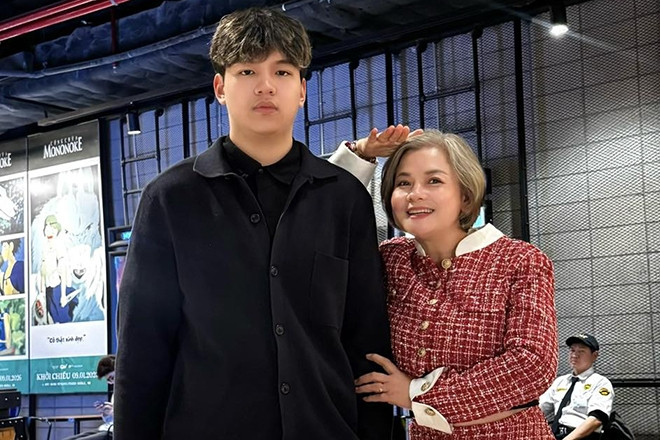 NSND Thu Quế hiếm hoi khoe con trai cao lớn, Đen Vâu và Hoàng Thùy Linh gây sốt