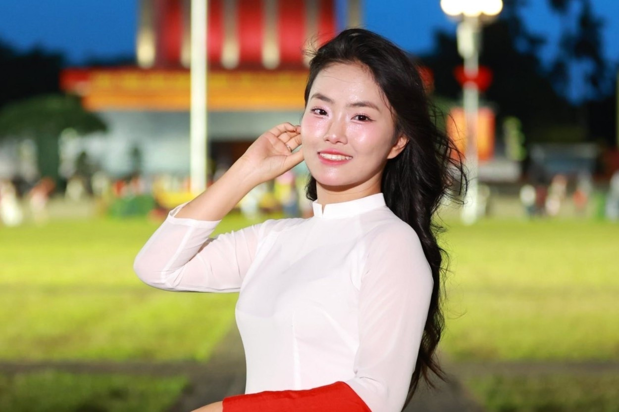 Nữ sinh mê viết thư pháp, giành ngôi quán quân thi phiên dịch