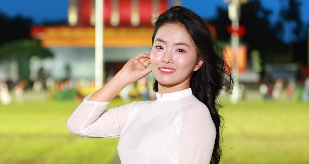 Nữ sinh mê viết thư pháp, giành ngôi quán quân thi phiên dịch