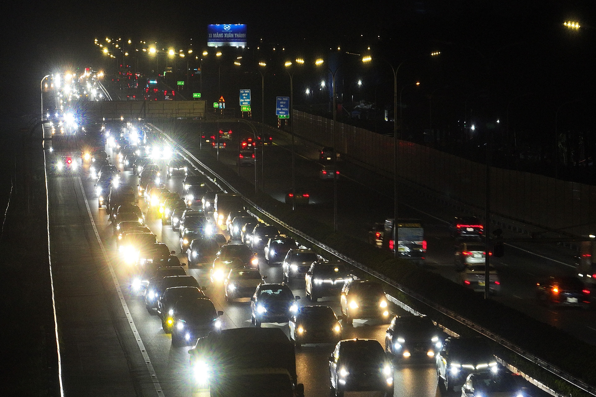 Nửa đêm mùng 5 Tết, dòng ô tô vẫn ùn ùn trở lại Hà Nội