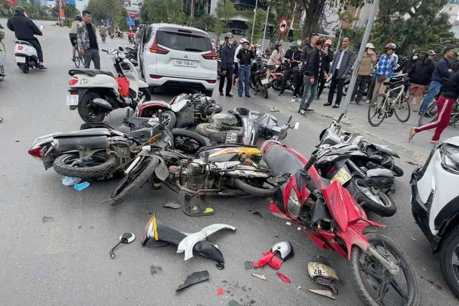 Ô tô 'điên' tông hàng loạt xe máy đang dừng đèn đỏ ở Hải Phòng