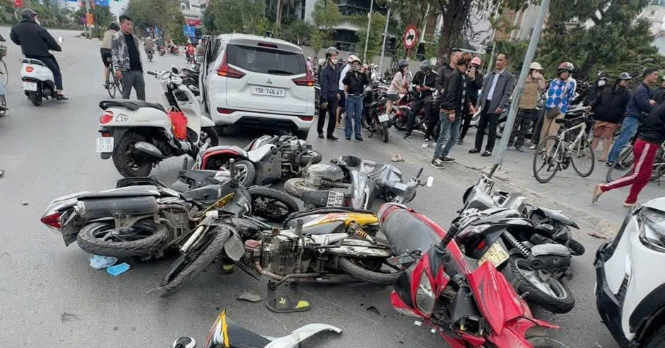 Ô tô &amp;apos;điên&amp;apos; tông hàng loạt xe máy đang dừng đèn đỏ ở Hải Phòng