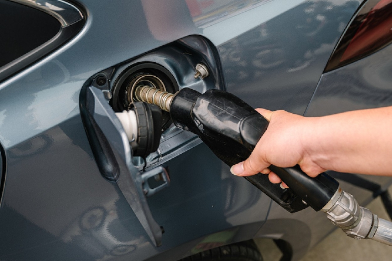 Thói quen đổ xăng tưởng tiết kiệm nhưng dễ 'đốt tiền' sửa xe, tài xế Việt chú ý