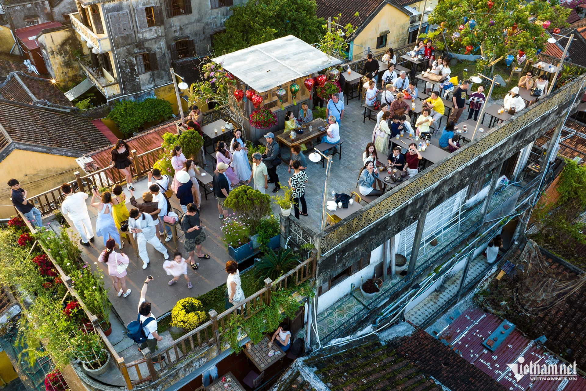 Biển người đổ bộ phố cổ Hội An, chờ mỏi chân mới có ảnh check-in W-hoi an_10.jpg