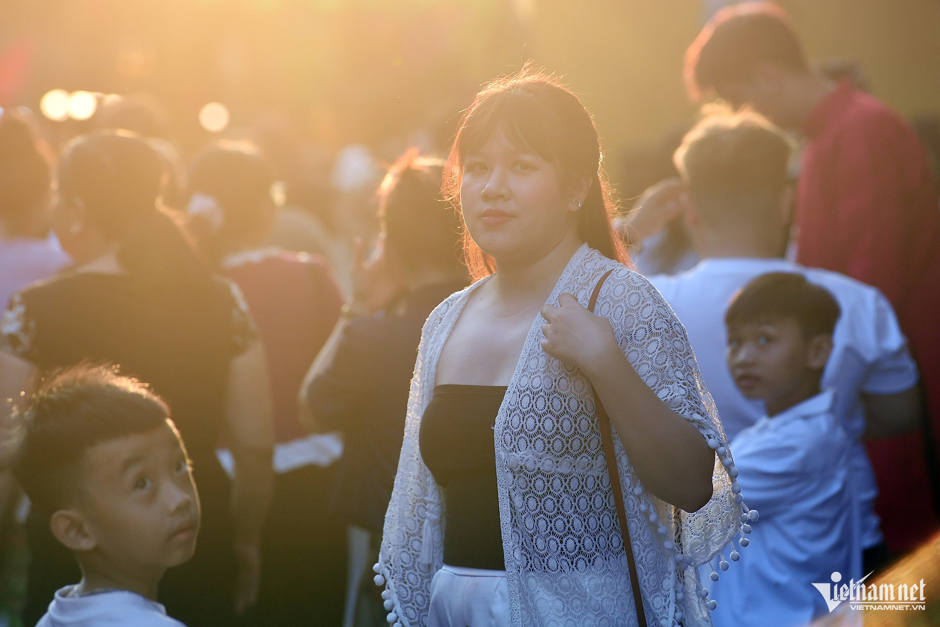 Biển người đổ bộ phố cổ Hội An, chờ mỏi chân mới có ảnh check-in W-hoi an_11.JPG.jpg