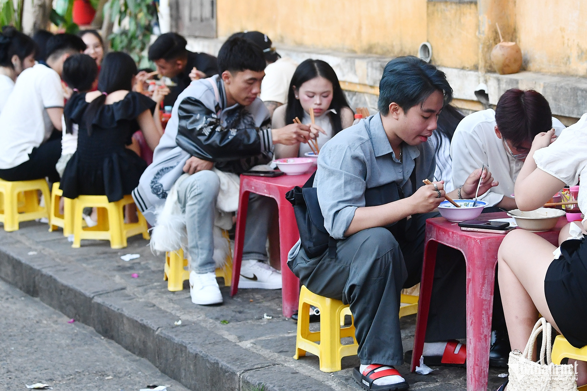 Biển người đổ bộ phố cổ Hội An, chờ mỏi chân mới có ảnh check-in https://static-images.vnncdn.net/vps_images_publish/000001/000003/2026/2/21/w-hoi-an-18jpg-1258.jpg