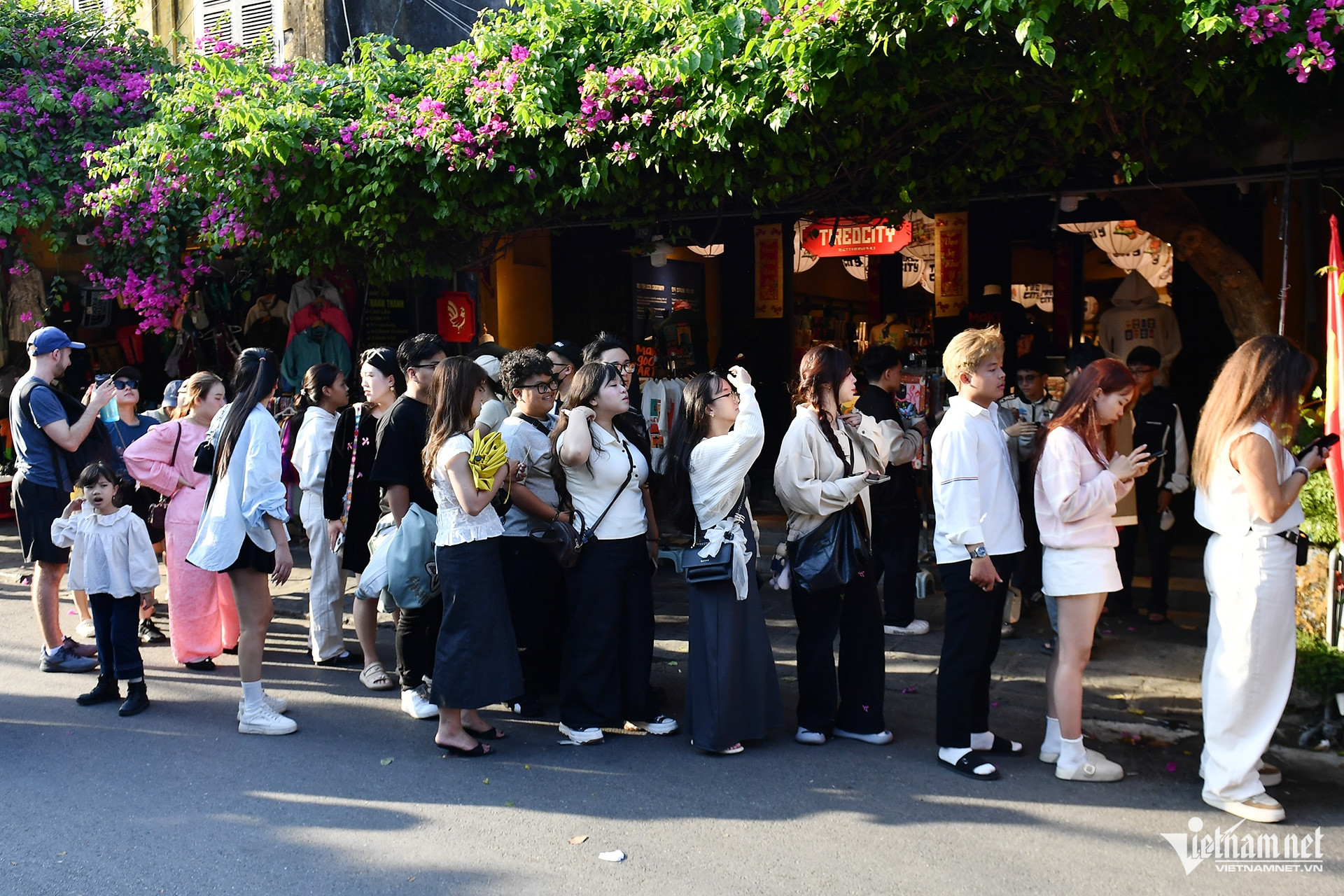 Biển người đổ bộ phố cổ Hội An, chờ mỏi chân mới có ảnh check-in W-hoi an_19.JPG.jpg