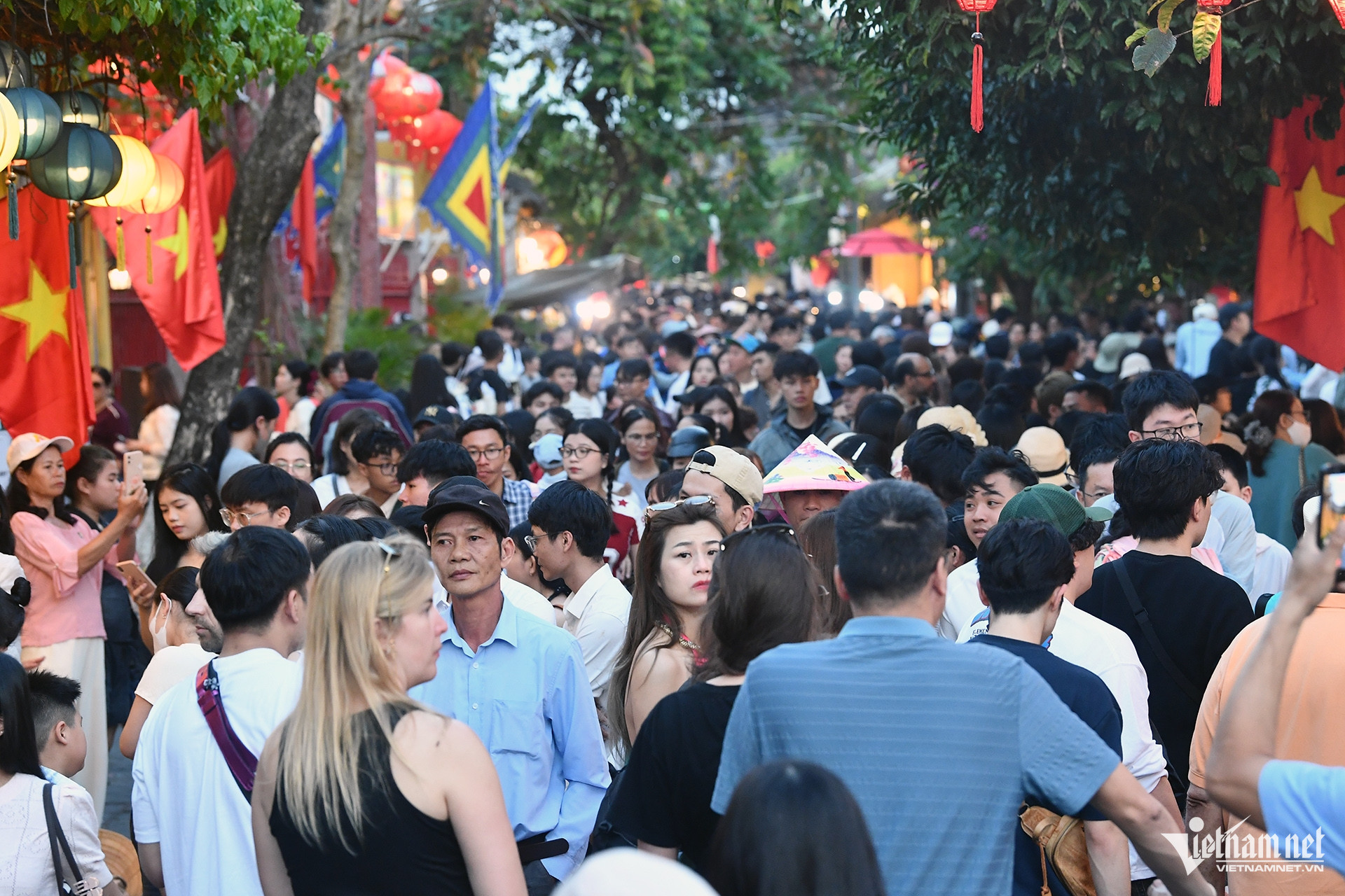 Biển người đổ bộ phố cổ Hội An, chờ mỏi chân mới có ảnh check-in W-hoi an_1.JPG.jpg