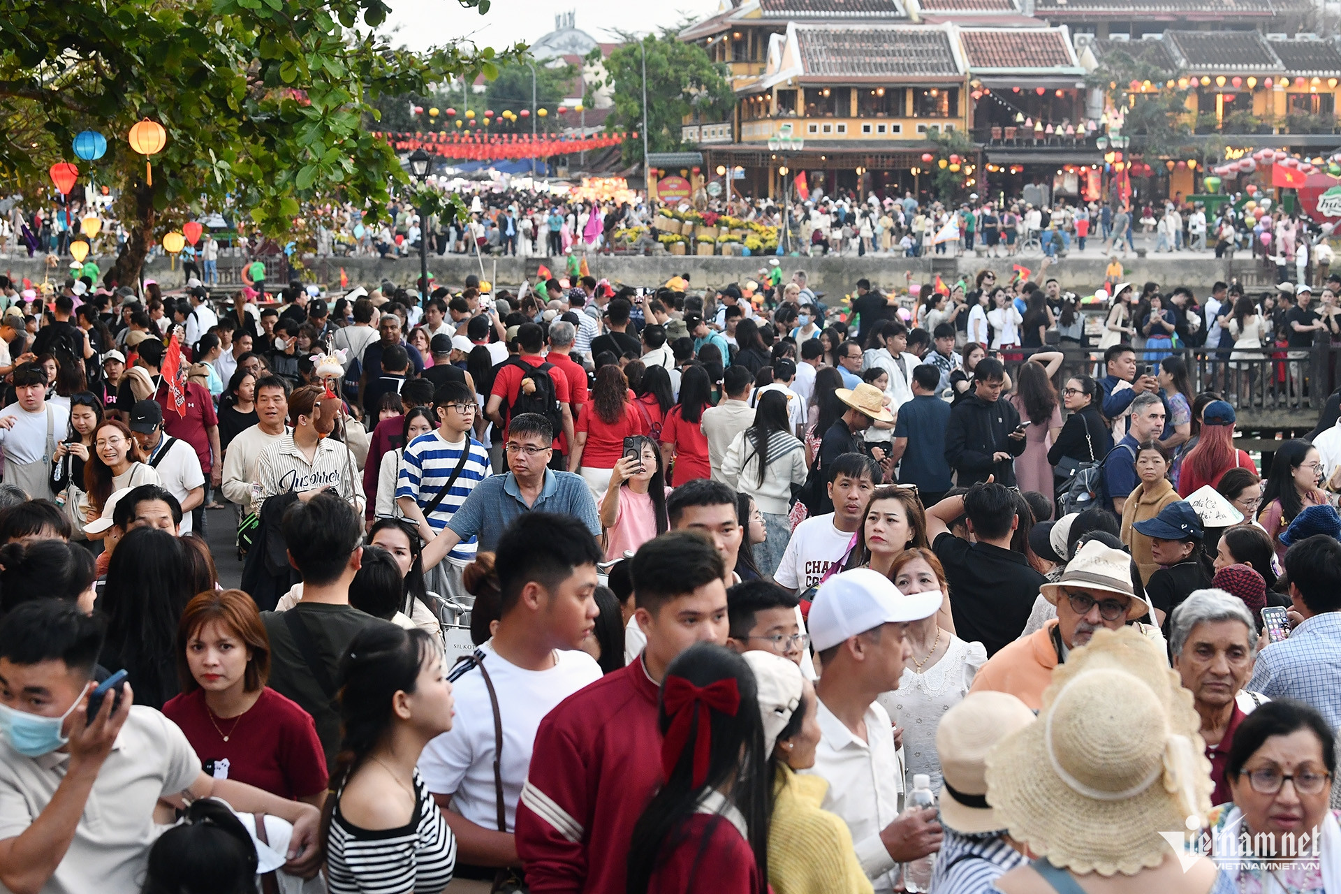 Biển người đổ bộ phố cổ Hội An, chờ mỏi chân mới có ảnh check-in https://static-images.vnncdn.net/vps_images_publish/000001/000003/2026/2/21/w-hoi-an-2jpg-1246.jpg