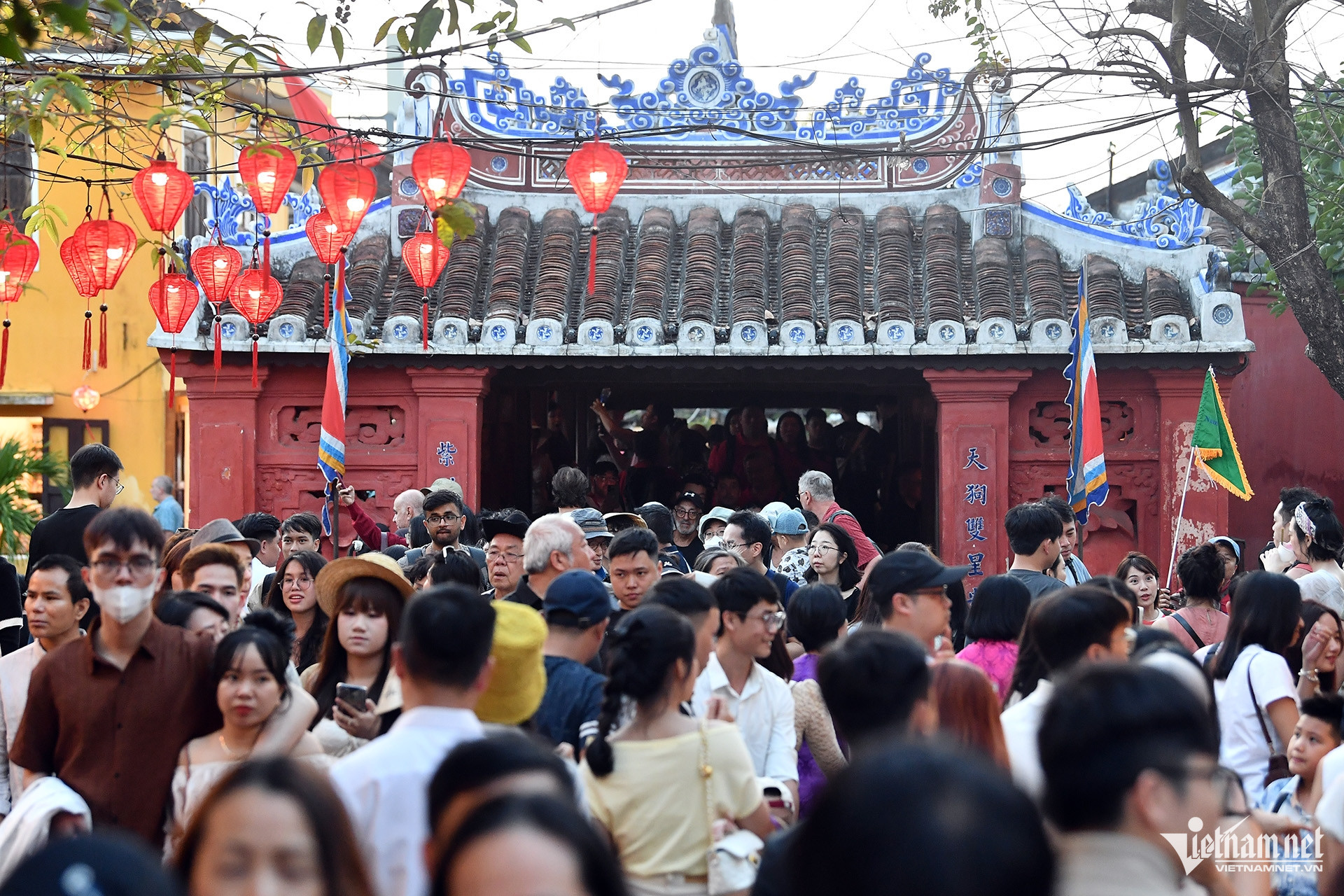 Biển người đổ bộ phố cổ Hội An, chờ mỏi chân mới có ảnh check-in https://static-images.vnncdn.net/vps_images_publish/000001/000003/2026/2/21/w-hoi-an-3jpg-1247.jpg