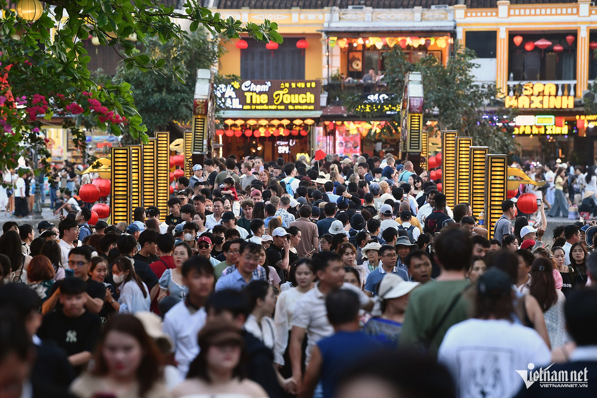 Biển người đổ bộ phố cổ Hội An, chờ mỏi chân mới có ảnh check-in W-hoi an_4.JPG.jpg