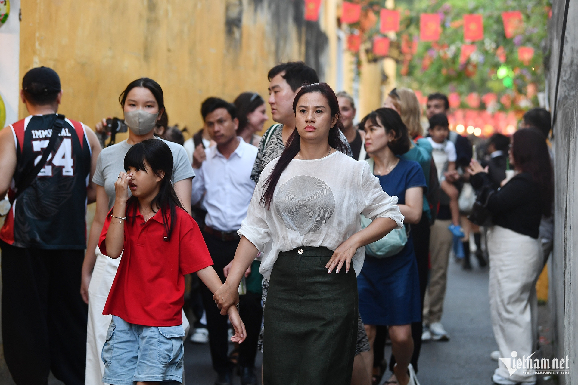 Biển người đổ bộ phố cổ Hội An, chờ mỏi chân mới có ảnh check-in W-hoi an_5.JPG.jpg