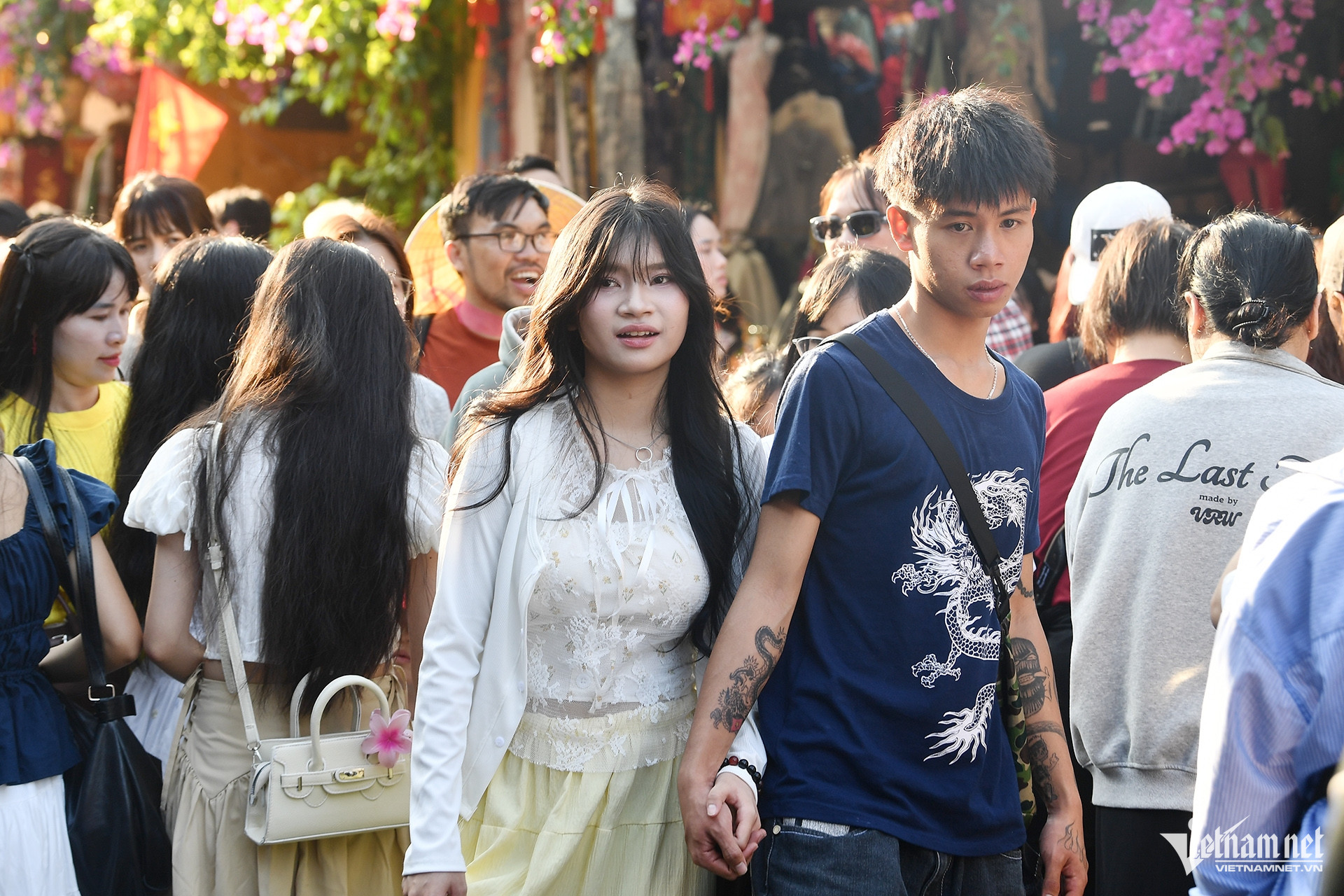 Biển người đổ bộ phố cổ Hội An, chờ mỏi chân mới có ảnh check-in https://static-images.vnncdn.net/vps_images_publish/000001/000003/2026/2/21/w-hoi-an-6jpg-1251.jpg