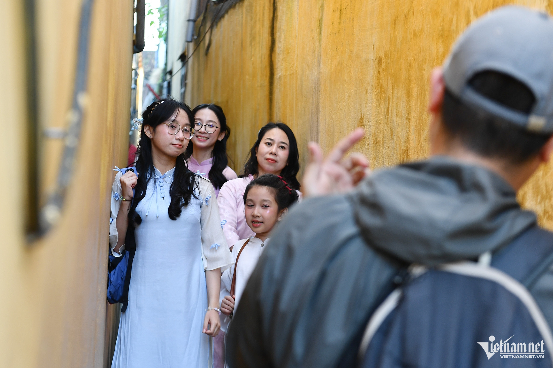 Biển người đổ bộ phố cổ Hội An, chờ mỏi chân mới có ảnh check-in W-hoi an_9.JPG.jpg