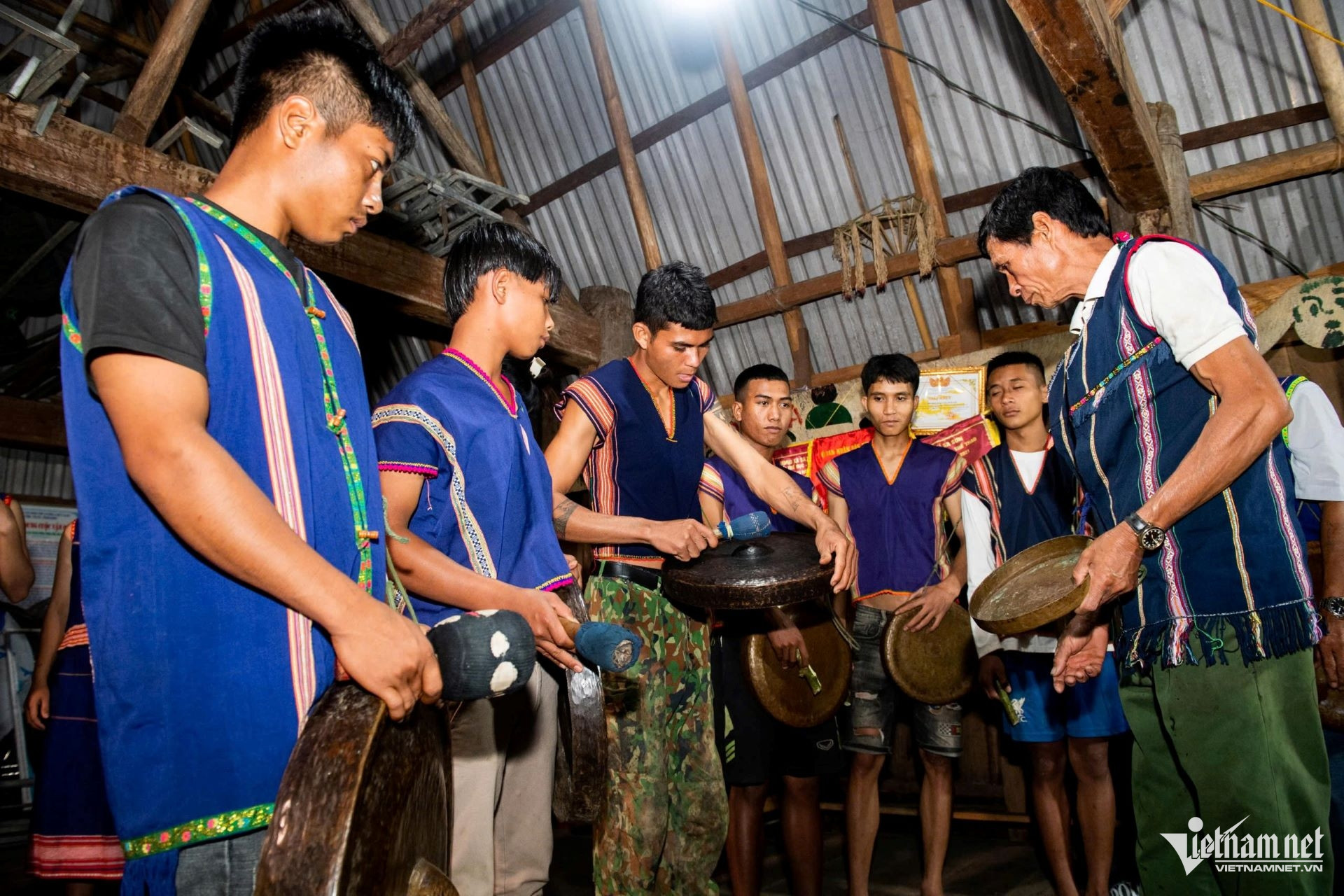 W-Ông A Súp (ngoài cùng bên phải), già làng làng Ba Rờ Gốc vẫn đang miệt mài truyền dạy cách diễn tấu cồng chiêng cho thế hệ trẻ. (Ảnh: Ngọc Chí).jpg