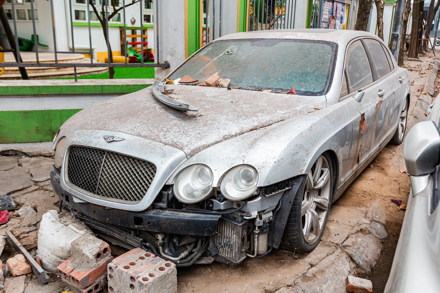 Xe siêu sang Bentley giá 20 tỷ bỏ hoang trên vỉa hè Hà Nội hơn 11 năm