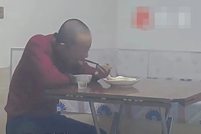 Xem camera thấy cha ngồi ăn một mình đêm giao thừa, con gái vượt 800km về nhà