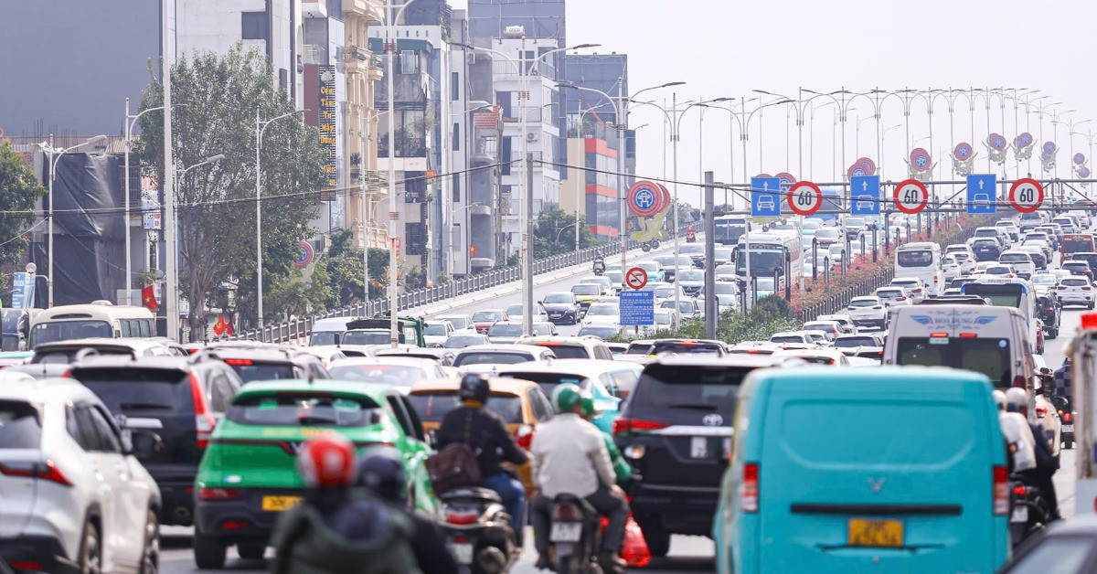 Chưa hết nghỉ Tết, cửa ngõ Hà Nội đã đông đúc phương tiện trở lại