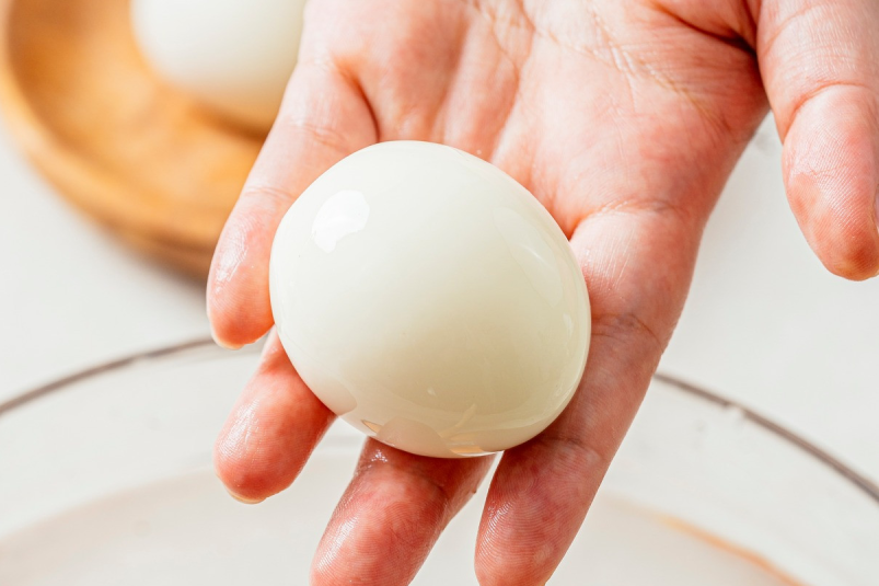 Bác sĩ nói gì về mẹo lăn trứng gà luộc trị u?