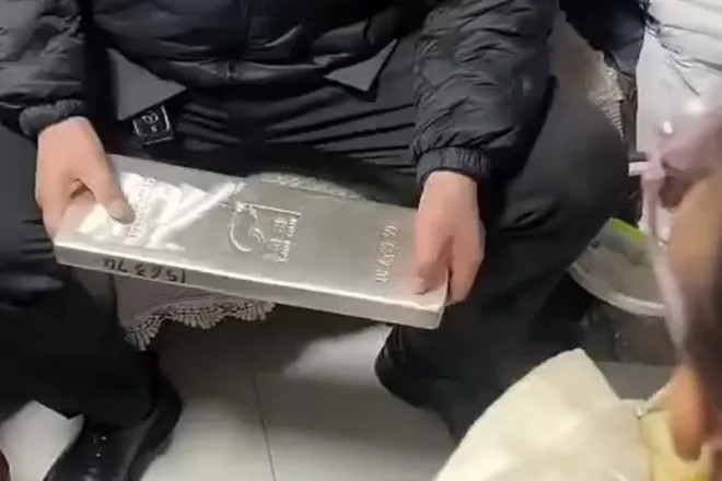 Bé gái 5 tuổi được cậu lì xì thỏi bạc 15kg hơn 1 tỷ đồng gây sốt