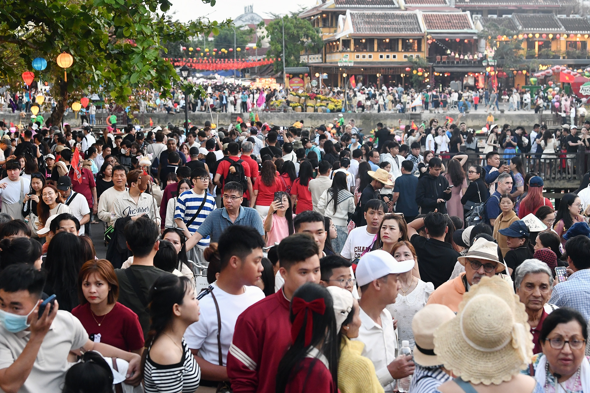 Biển người 'đổ bộ' phố cổ Hội An, chờ mỏi chân mới có ảnh check-in