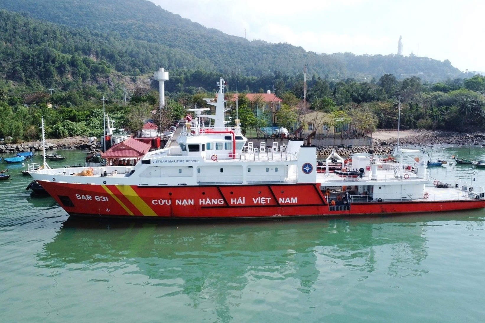 Cận cảnh 'siêu tàu' SAR 631 bảo vệ ngư dân giữa biển khơi