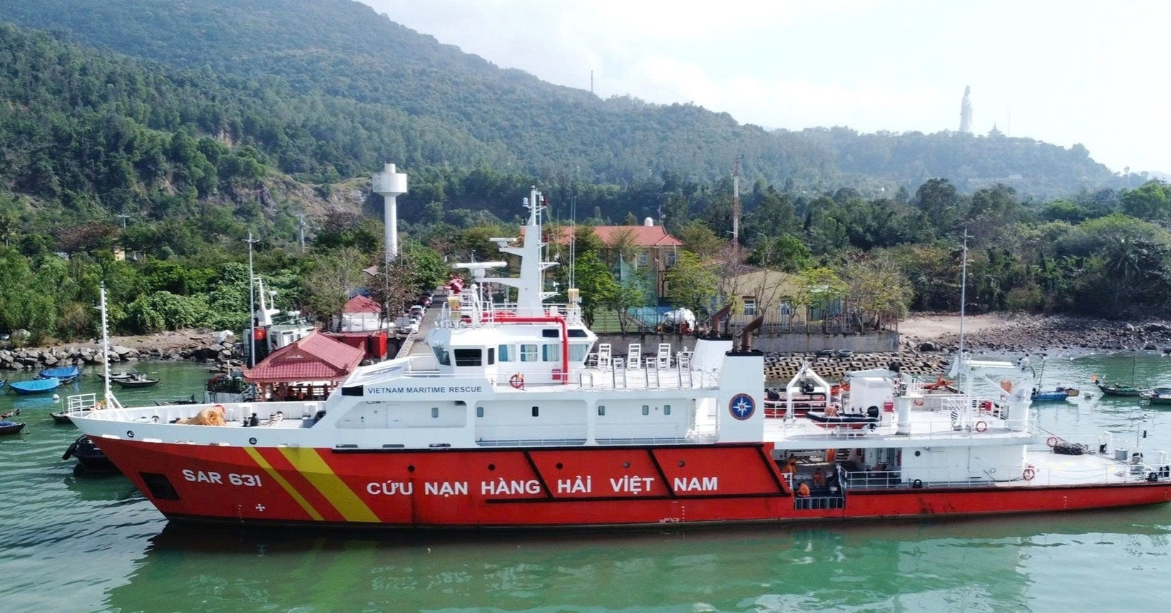 Cận cảnh &amp;apos;siêu tàu&amp;apos; SAR 631 bảo vệ ngư dân giữa biển khơi