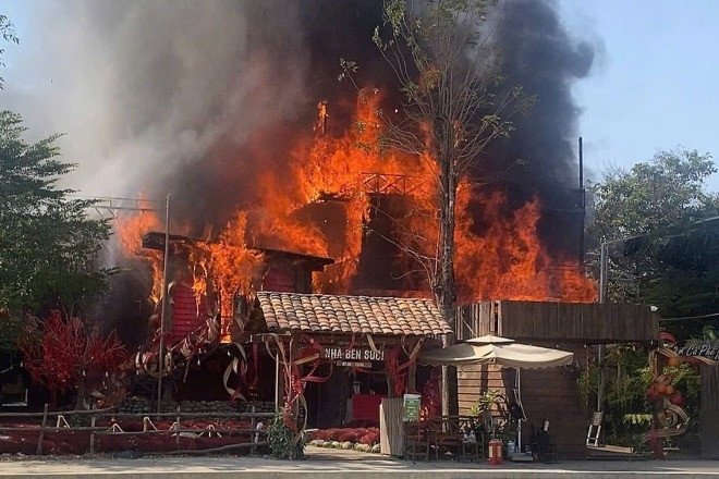Cháy lớn sáng mùng 6 Tết, quán cà phê tại TPHCM bị thiêu rụi
