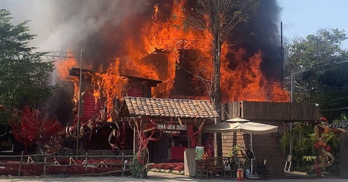 Cháy lớn sáng mùng 6 Tết, quán cà phê tại TPHCM...