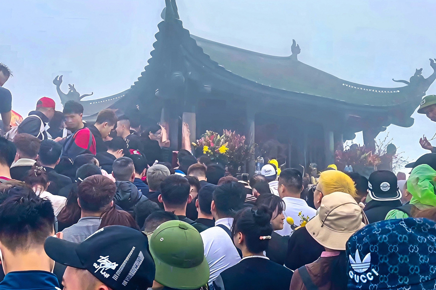 Du khách chen chân tại Yên Tử mùng 6 tết Nguyên đán Bính Ngọ