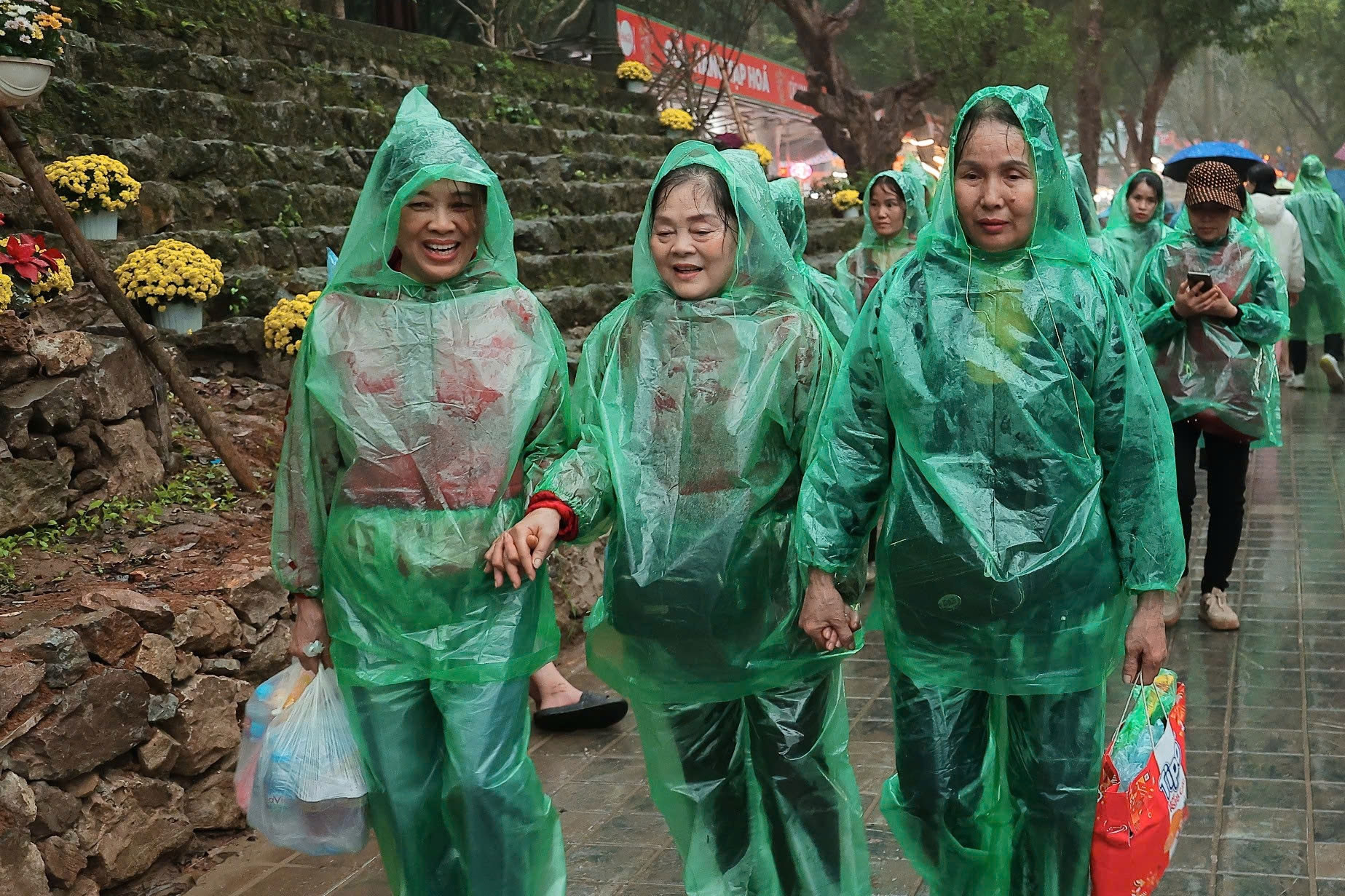 Du khách đội mưa, nườm nượp đổ về chùa Hương ngày khai hội