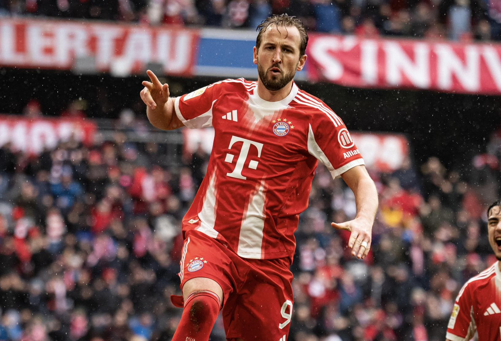 Harry Kane ghi tuyệt phẩm, Bayern Munich thắng kịch tính