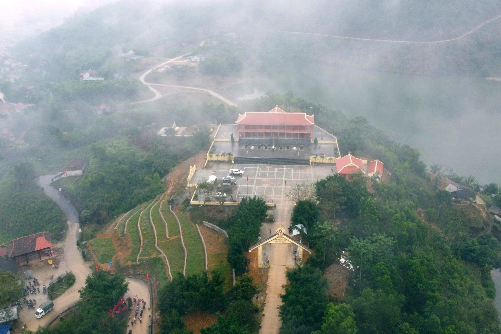 Huyền ảo ngôi đền 9 tượng trâu đá giữa đại ngàn xứ Thanh