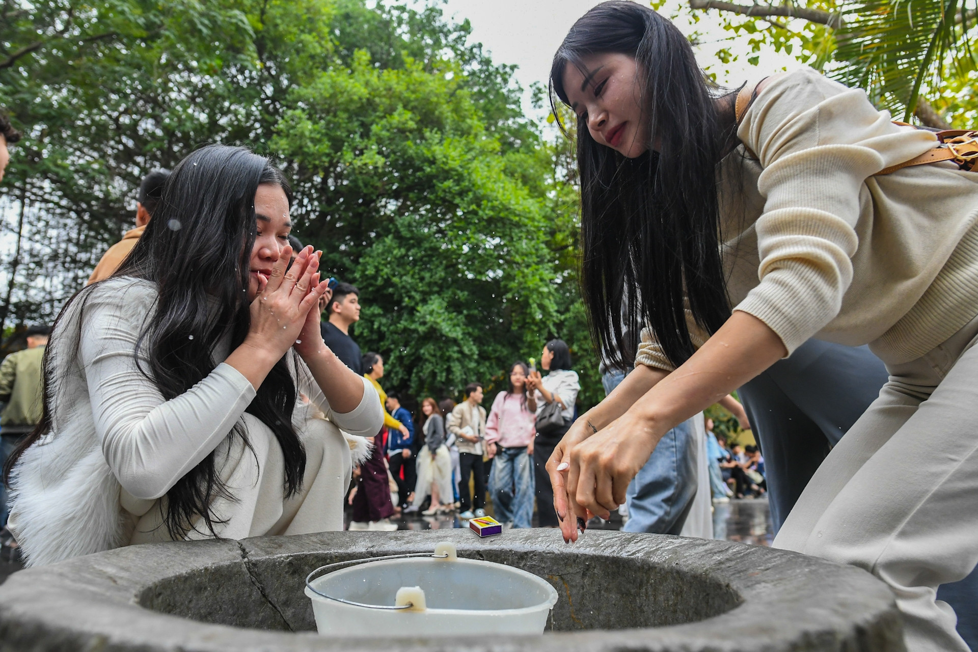 Lặn lội xa xôi xin lộc tình duyên, rửa mặt bằng nước giếng đầu năm mới