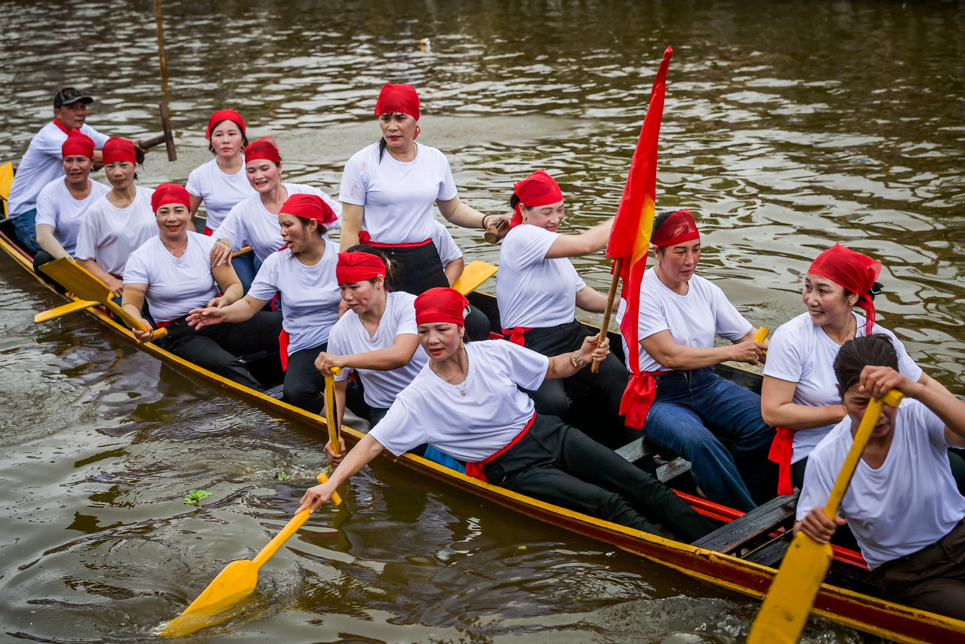 Nghìn người chen chân xem phụ nữ đua chải trên sông ở Ninh Bình