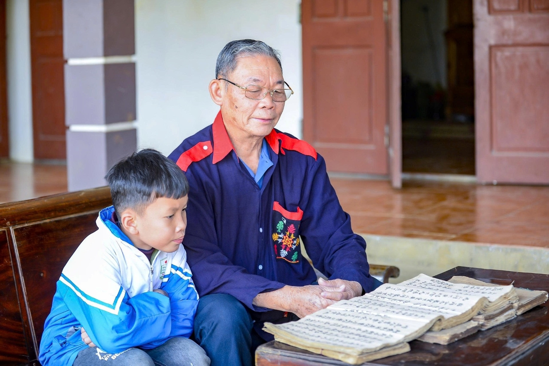 Người nặng lòng giữ chữ Nôm Dao giữa đại ngàn xứ Thanh