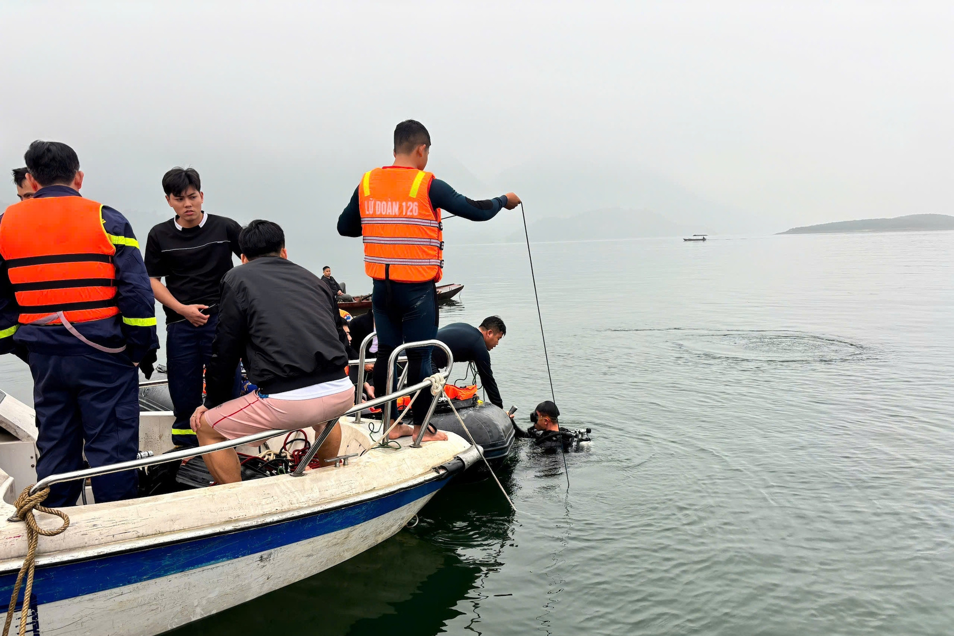 Người nhái đặc công Hải quân tìm thấy nạn nhân vụ lật tàu ở hồ Thác Bà