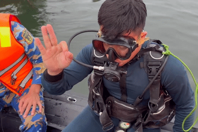 Người nhái đặc công Hải quân tìm kiếm nạn nhân vụ lật tàu ở hồ Thác Bà