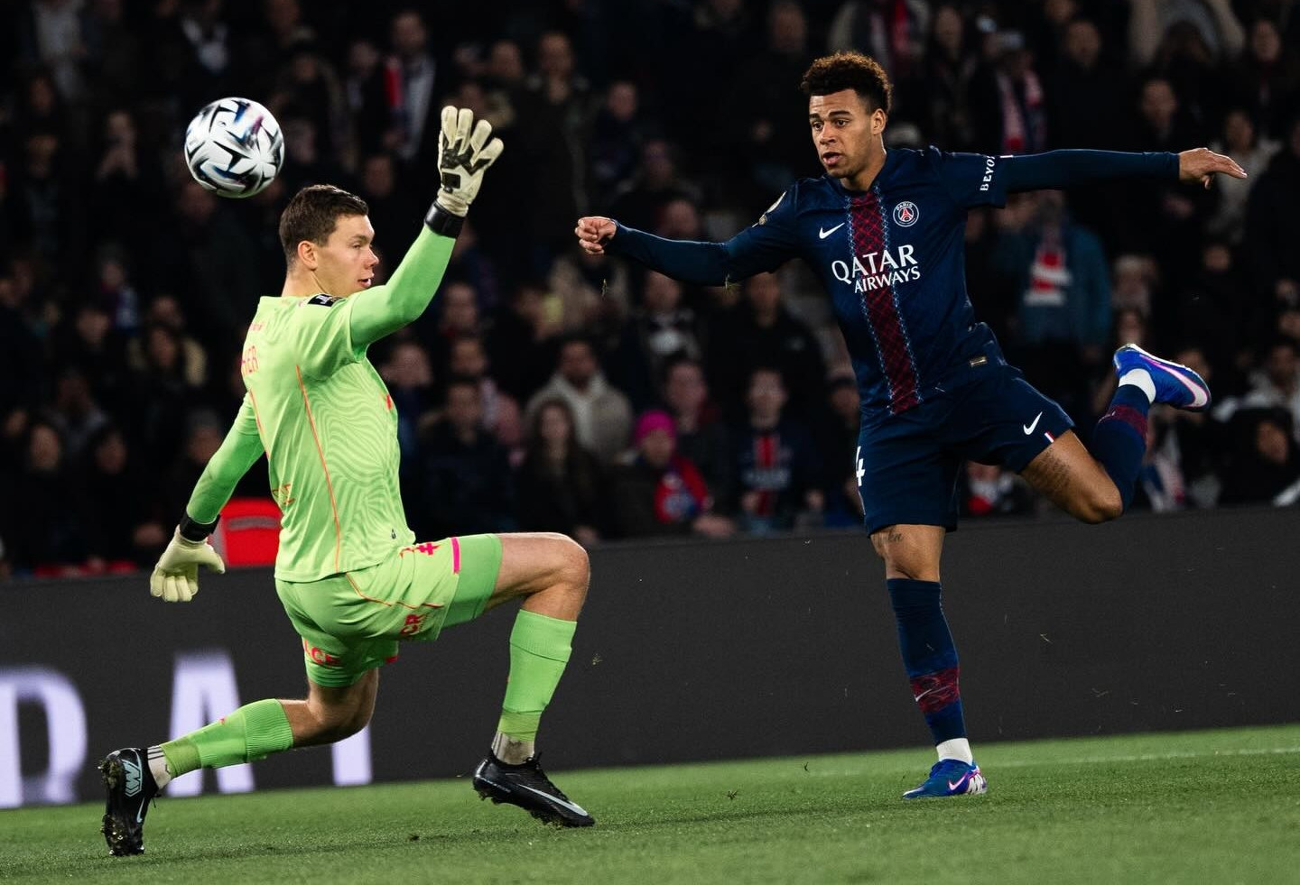 PSG vọt lên đỉnh bảng Ligue 1