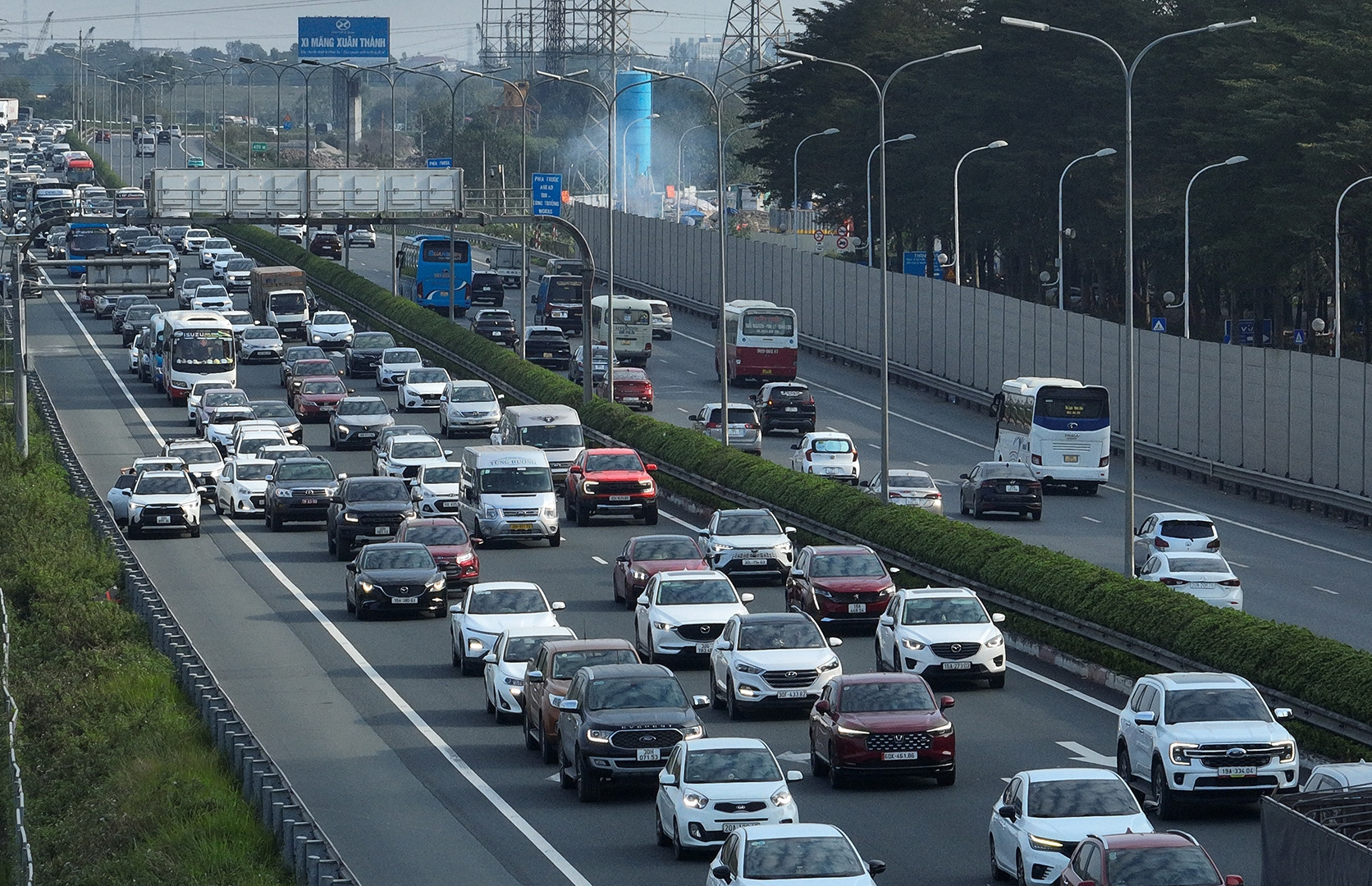 Thủ tướng: Không để ùn tắc kéo dài trên các tuyến đường vào trung tâm Hà Nội, TPHCM