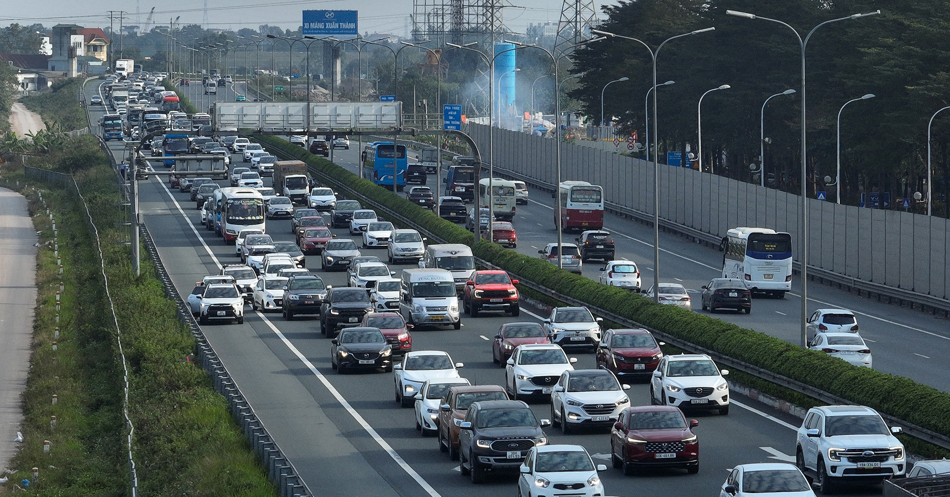 Thủ tướng: Không để ùn tắc kéo dài trên các tuyến đường vào trung tâm Hà Nội, TPHCM