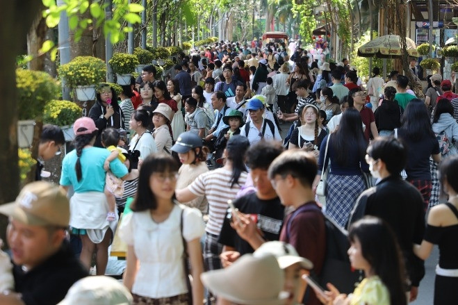 TPHCM: Đường hoa, khu vui chơi ken đặc khách ngày cuối kỳ nghỉ Tết Bính Ngọ