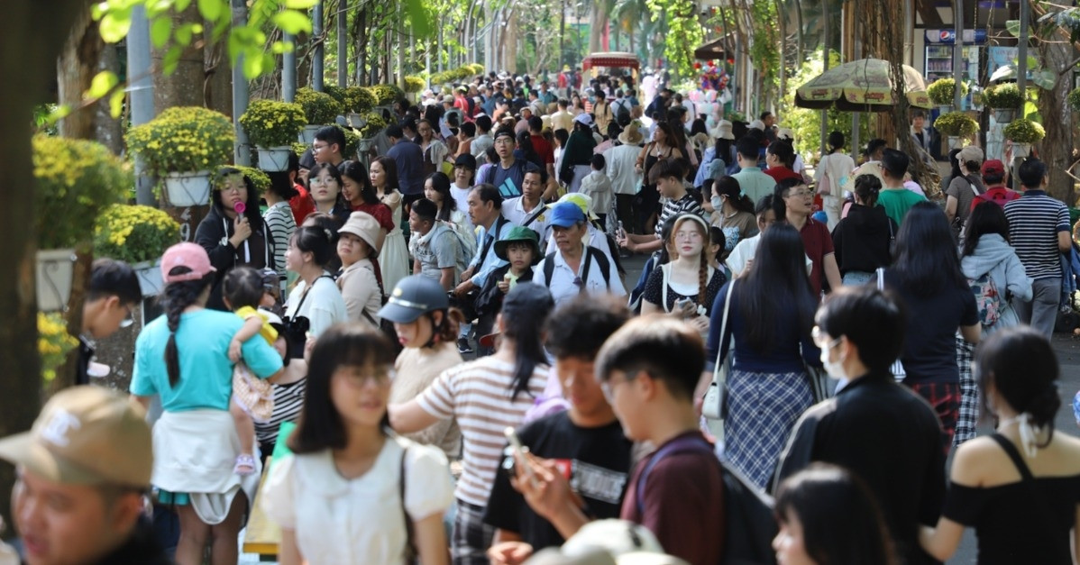 TPHCM: Đường hoa, khu vui chơi ken đặc khách ngày cuối kỳ nghỉ Tết Bính Ngọ