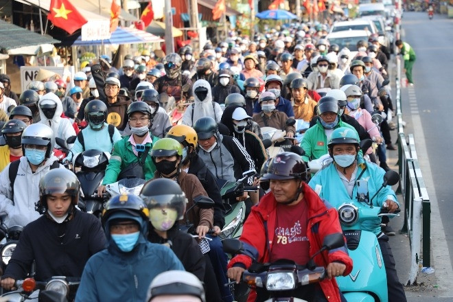 Trở lại TPHCM sau Tết, dòng người kẹt cứng 2km ở phà Cát Lái